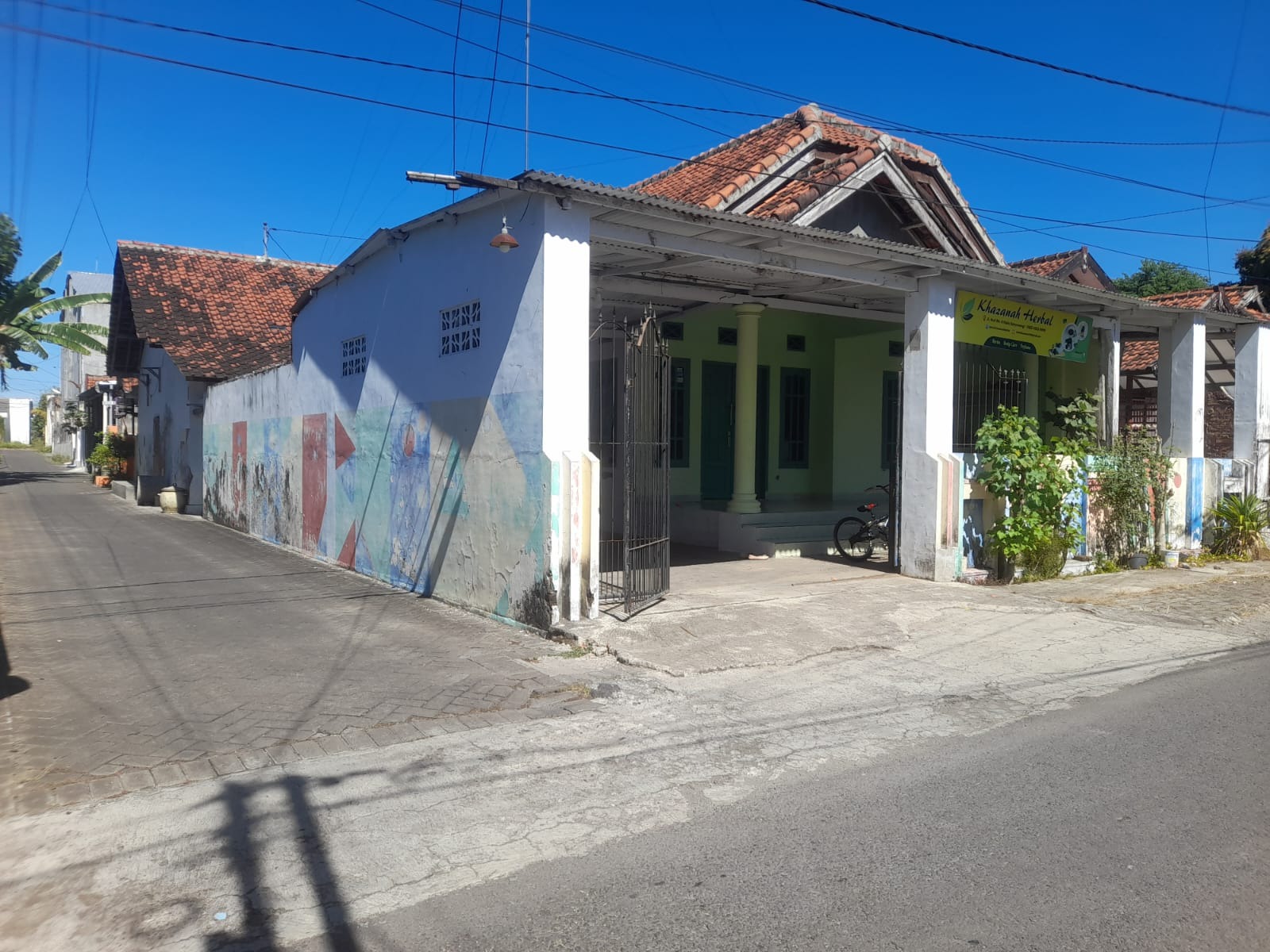 DIJUAL RUMAH LUAS, NYAMAN UNTUK KELUARGA BESAR, COCOK UNTUK INVESTASI JANGKA PANJANG